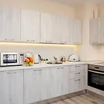 Apartment Summertime In South Bay Warna
