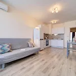Summertime In South Bay Apartment *