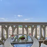 Apartment Summertime In South Bay