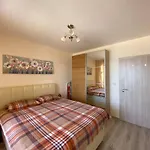 Apartment Summertime In South Bay Warna