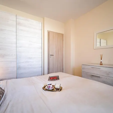 Summertime In South Bay Apartment *