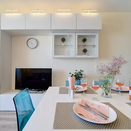 Apartment Summertime In South Bay Warna